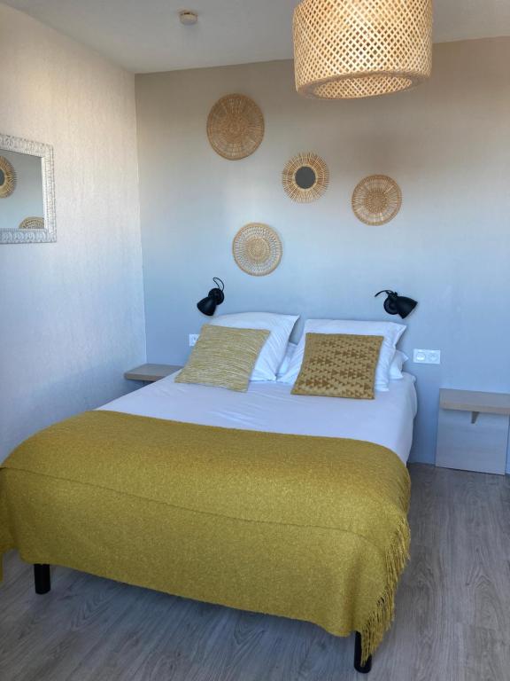 阿维尼翁Appart'Hotel - Gare TGV - Courtine - Confluence - 202的一间卧室配有一张带绿毯的大床