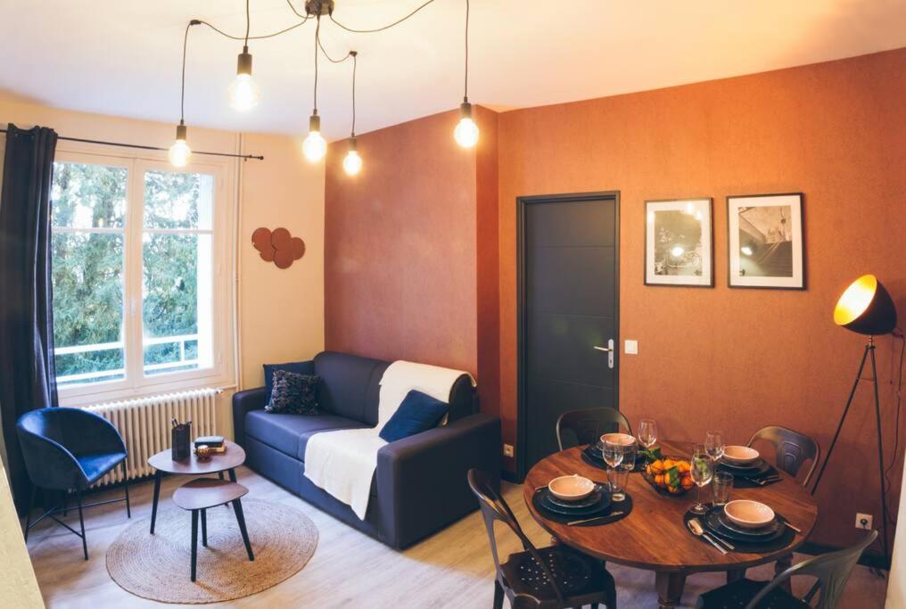 普瓦捷Charmant appartement - Chambre séparée - 300m de la gare et accès direct au cœur historique的客厅配有沙发和桌子