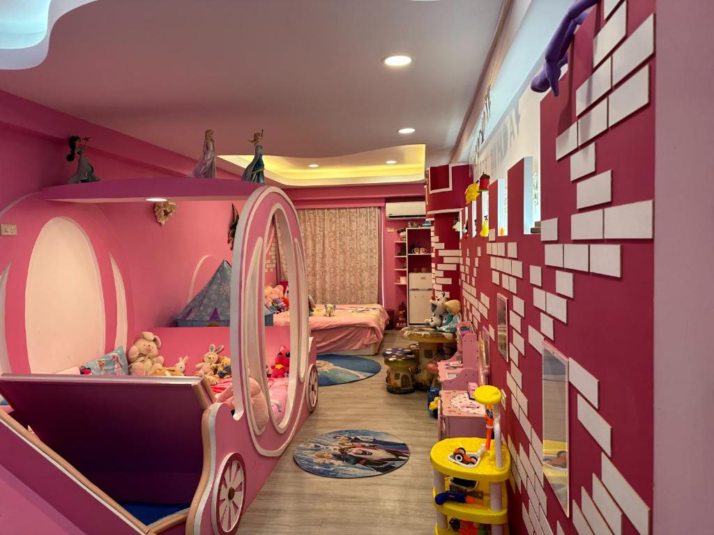 南湾Kenting Mola的儿童卧室,配有粉红色的墙壁和镜子