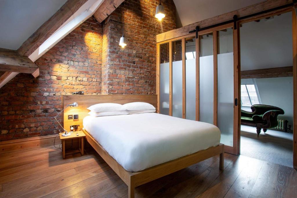 都柏林O'Regans的一间卧室设有一张床和砖墙