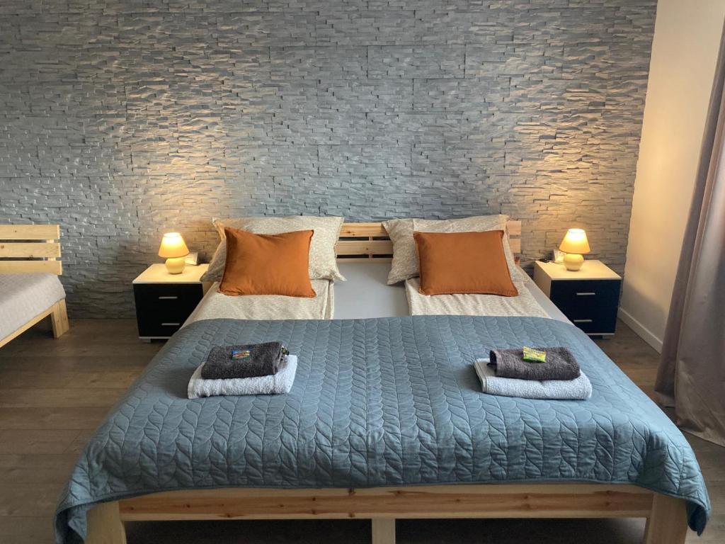 诺因基兴Wohnung in Haus的一间卧室配有两张带枕头的床。
