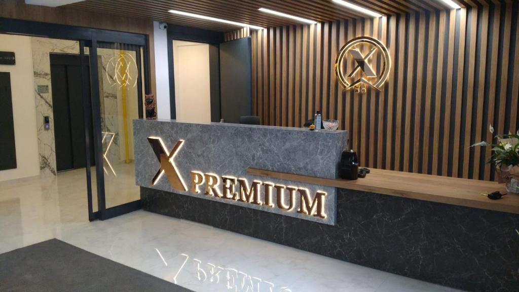 开塞利X Premium的带有读取标语的健身房大堂