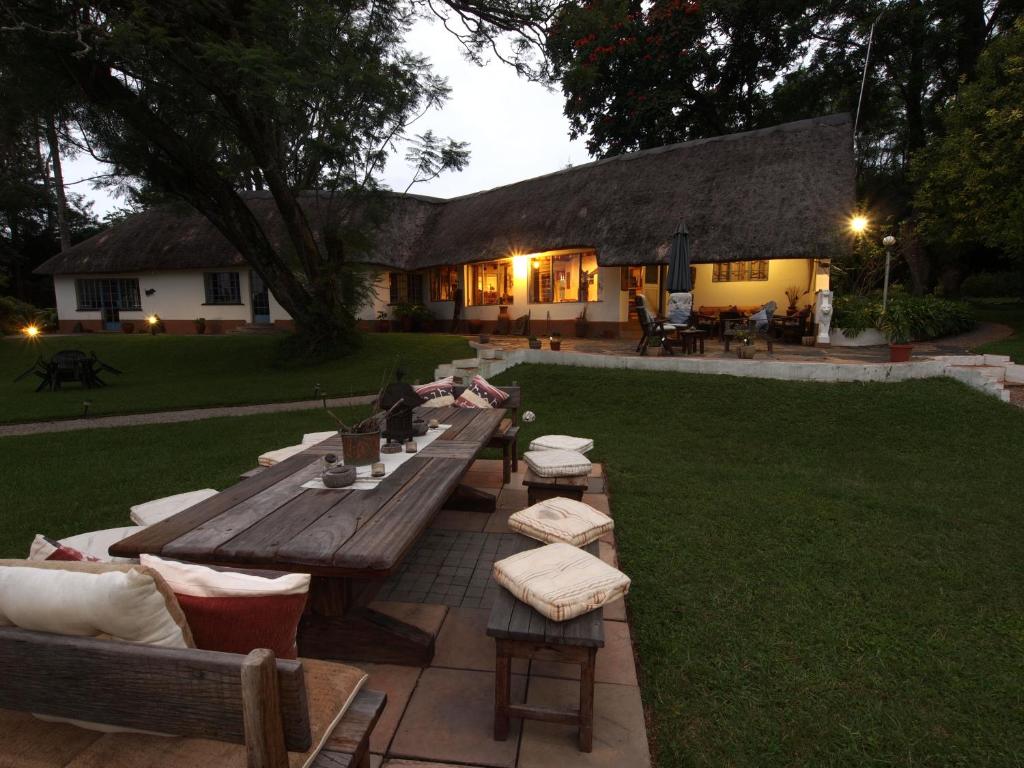 白河Thokozani Lodge的院子里的一张木头野餐桌和椅子