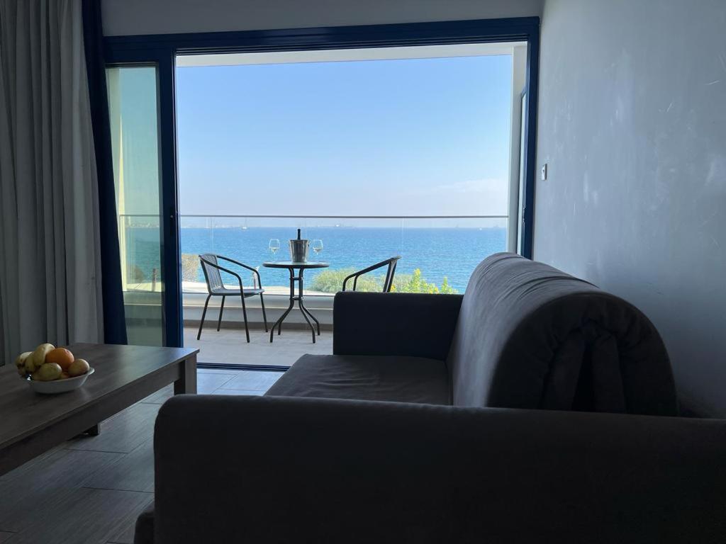 总督海滩Governors Beach Panayiotis的带沙发的客厅,享有海景