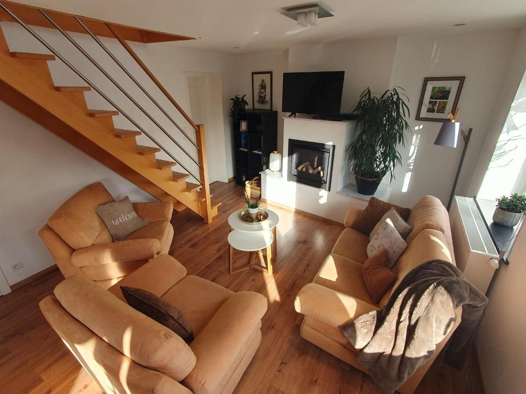 斯帕Duplex "Harmony"的客厅享有高空的景色,设有沙发和楼梯