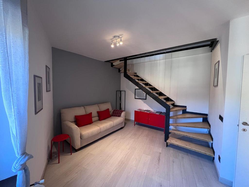 罗韦雷托La Zinevra的带沙发和楼梯的客厅