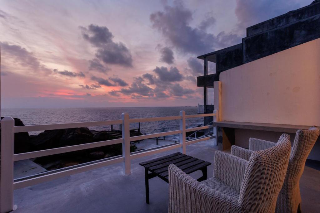 乌纳瓦图纳Hotel Zeilan Sunset Point的阳台享有海景。