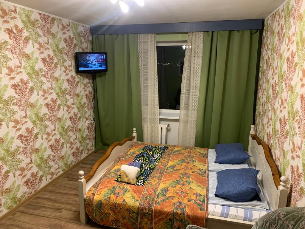 塔尔图Jalaka 2-bedroom的卧室配有一张床铺,墙上配有电视