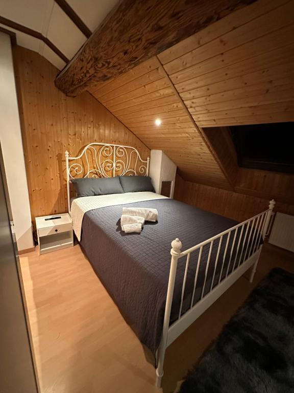 弗里堡Bnb des Epouses的阁楼上的卧室配有一张大床