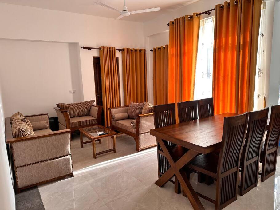 马哈拉贾马2 Bedroom Apartment - Aurora Residences Maharagama的客厅配有木桌和椅子