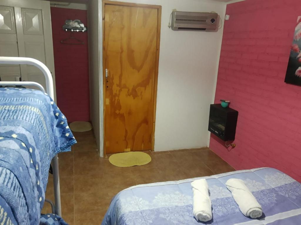 马拉圭dormi La familia的一间设有床铺和木门的房间