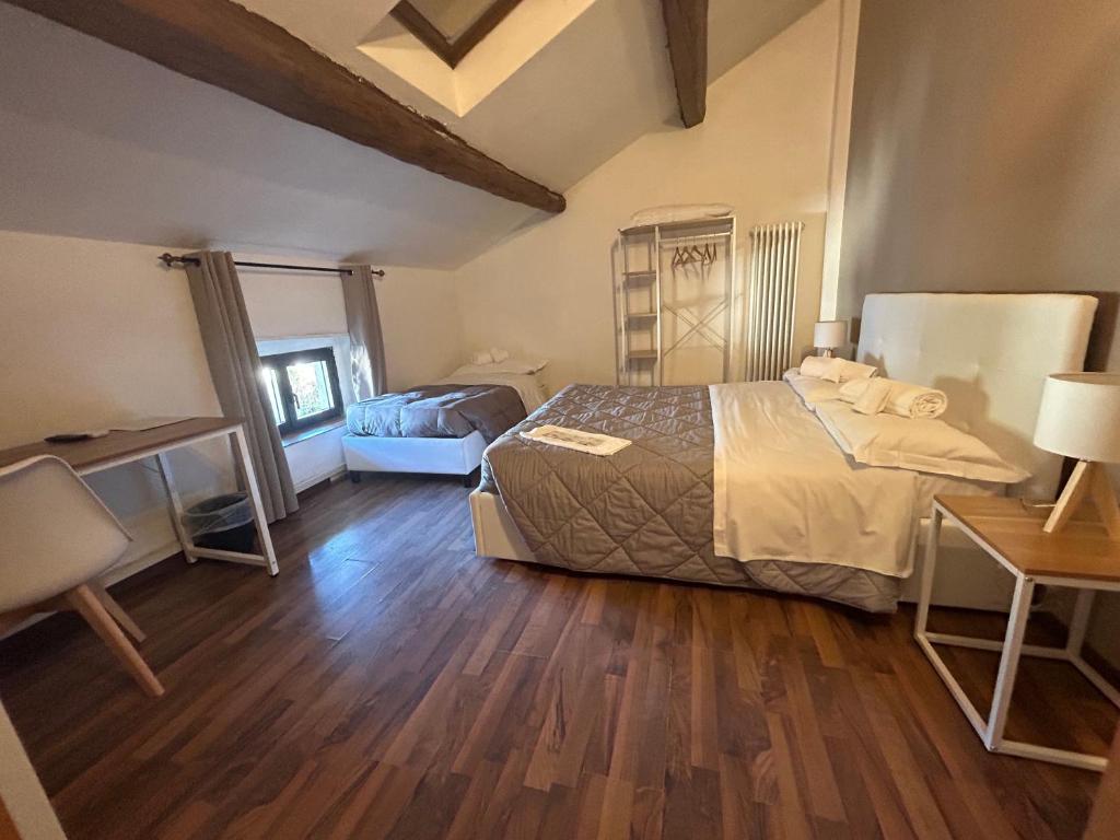 维罗纳B&B Magnolia的一间卧室配有一张床,铺有木地板