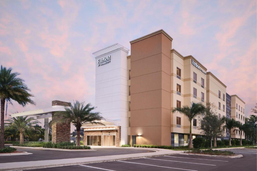 塔马拉克Fairfield Inn & Suites by Marriott Fort Lauderdale Northwest的酒店外观的 ⁇ 染