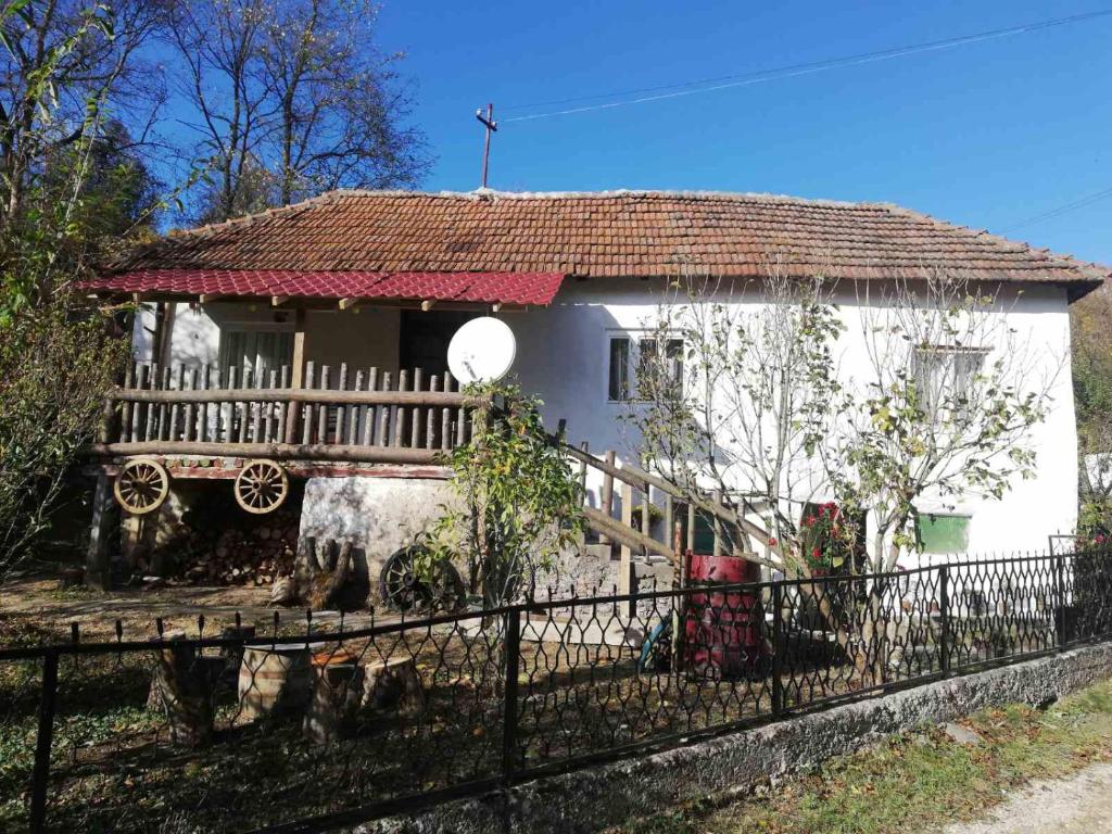 皮罗特Vila Budimir的前面有栅栏的白色房子