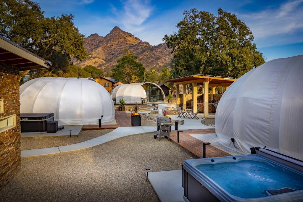 三河城Sequoia Studio Suites的前方设有热水浴池的圆顶