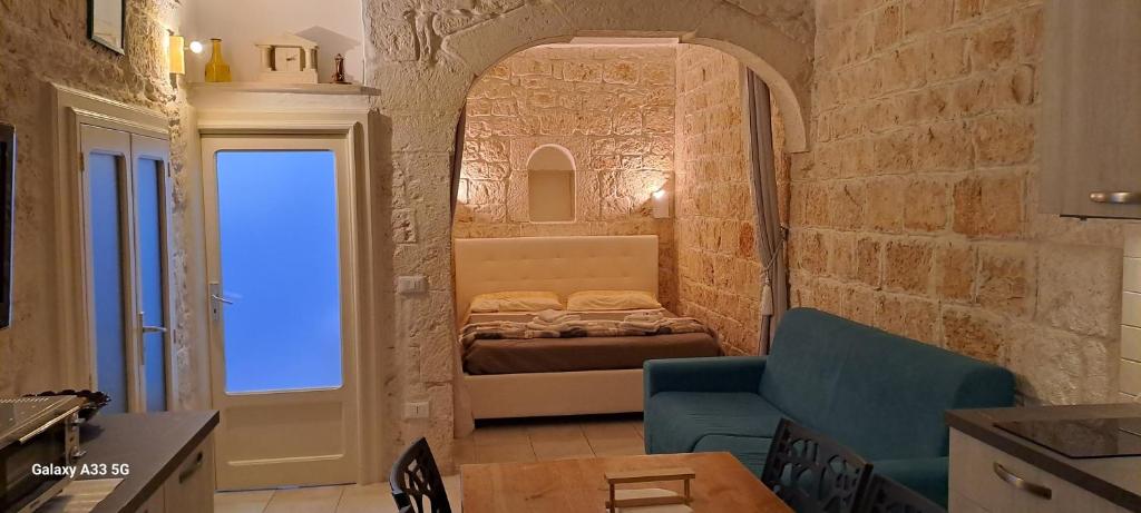 奥斯图尼La Casuccia的小房间,砖墙里设有一张床铺