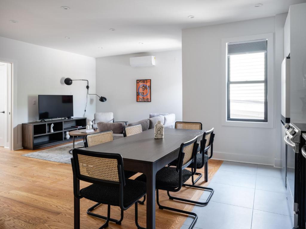 布鲁克林Modern Three Bedroom Brooklyn Condo-Hotel的用餐室以及带桌椅的起居室。