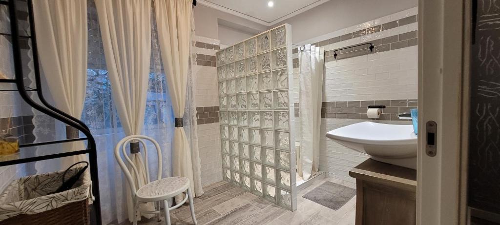 甘迪亚Apartamento Milka Gandia Marchuquera的一间带水槽、卫生间和淋浴的浴室