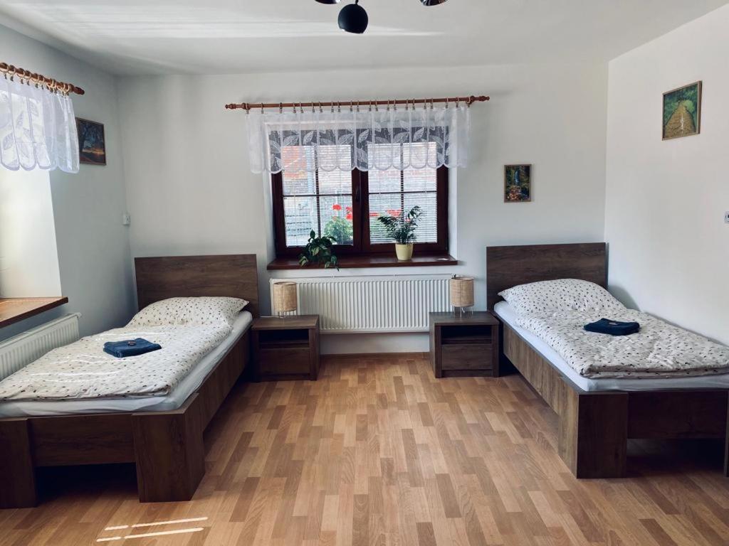 伦布尔克Apartmán Mája的客房设有两张床和窗户。