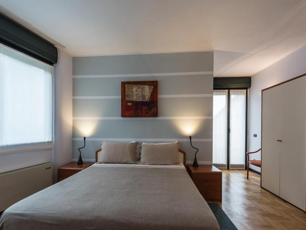 阿尔巴葡萄酒和梦想旅馆的一间卧室配有一张大床和两盏灯