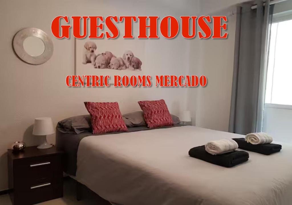 阿利坎特Centric Rooms Mercado的一间卧室配有一张床和一个阅读旅馆客房的标志。