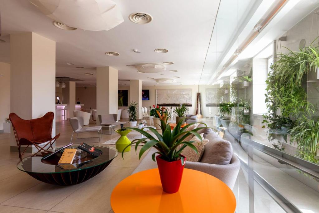 莱尔马Hotel Ceres的一间充满植物的客厅