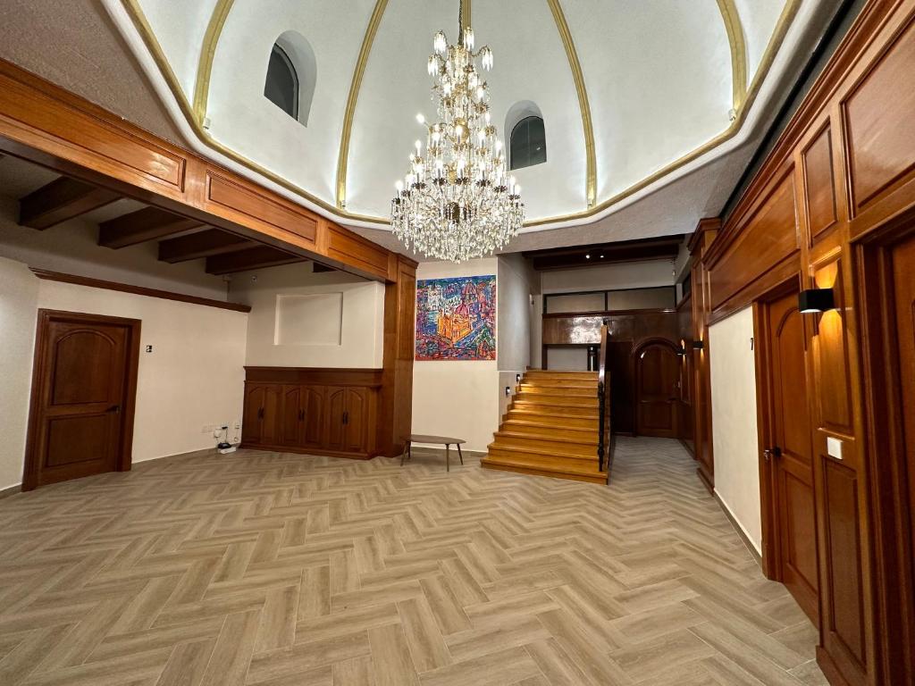 瓜纳华托Suites del Jardín Principal的大房间设有吊灯和走廊