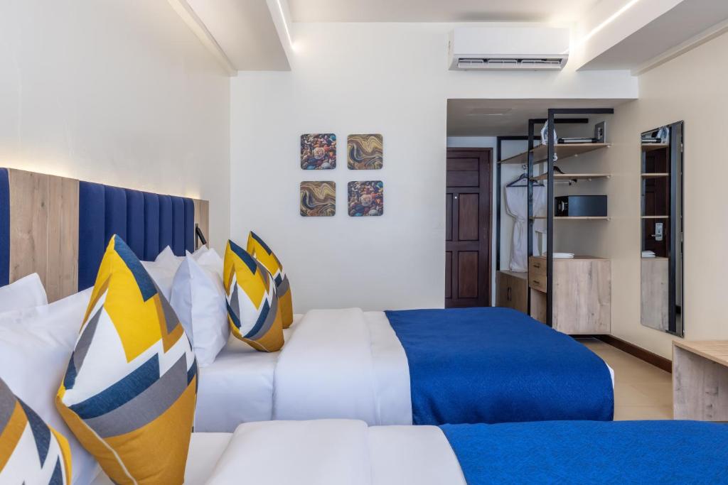 蒙巴萨Premium Inn Mombasa City的酒店客房带两张床和楼梯
