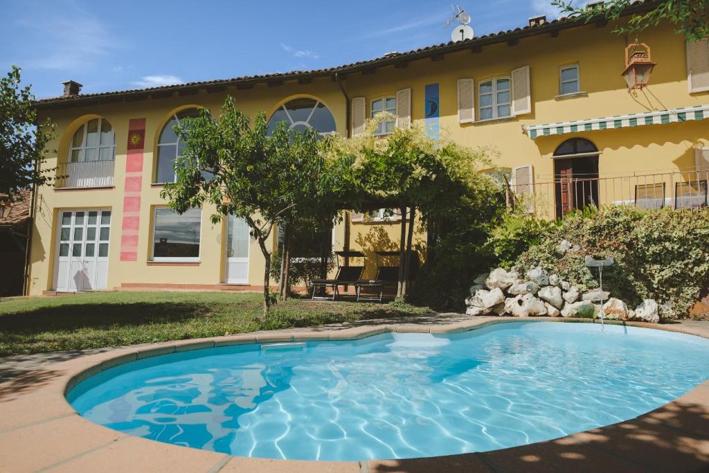 卡斯塔诺兰泽Casa del Sole的房屋前的游泳池