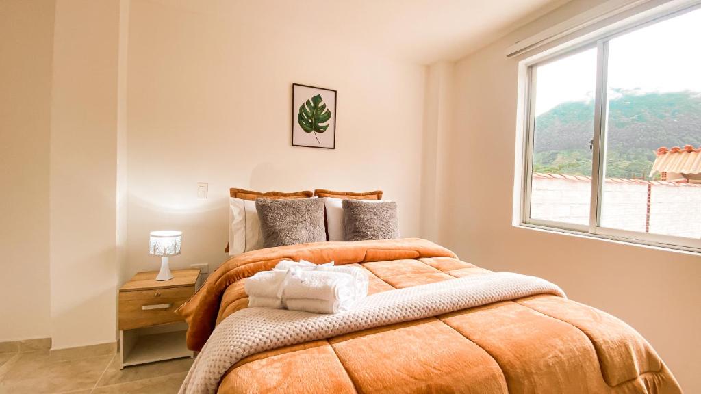贾丁OCASSO JARDIN APARTAMENTO TURPIAL的一间卧室设有一张大床和一个窗户。