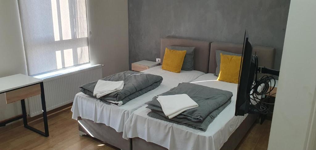 Apartmani Stara Skola的一间卧室配有一张带两个枕头的床