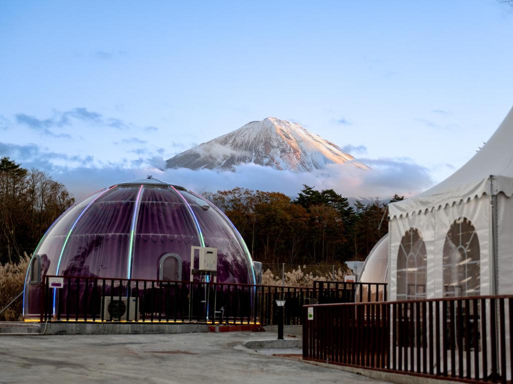 鸣泽市Fuji Hoshizorano Mura Tabist的享有带圆顶和清真寺的山景