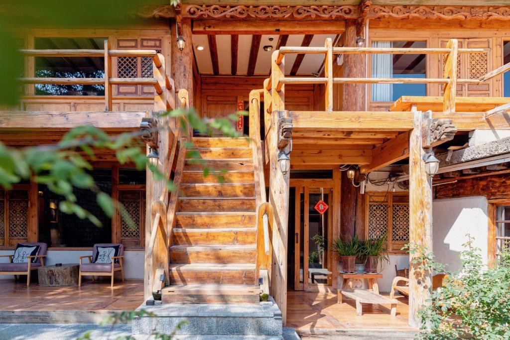 香格里拉Courtyard Shangri-la 藏舍小院的通往房子的木楼梯