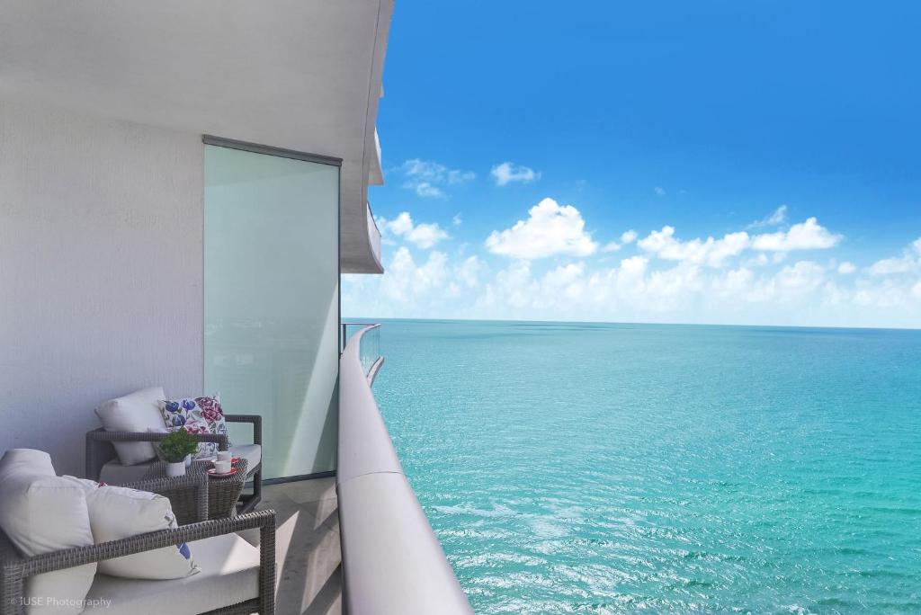 好莱坞Luxurious 2 bedroom on the Ocean IL的从度假村的阳台上可欣赏到海景
