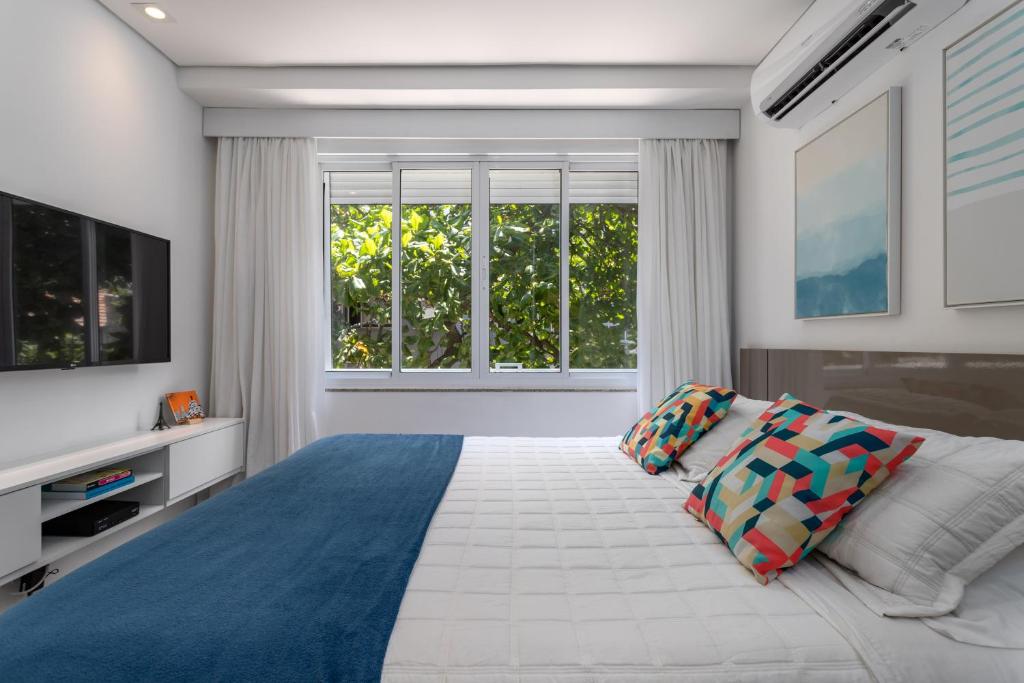 里约热内卢Fantastic sea view - Maison Ipanema Prime的一间卧室设有一张大床和一个大窗户