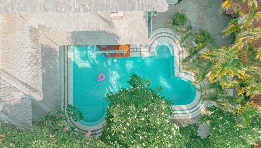 库塔BS Home的后院游泳池的顶部景色