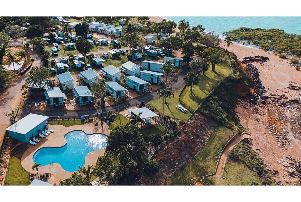 布鲁姆Discovery Parks - Broome的享有带游泳池的度假村的空中景致