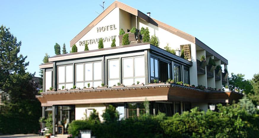 费尔巴赫阿尔特克勒特酒店的上面有植物的建筑