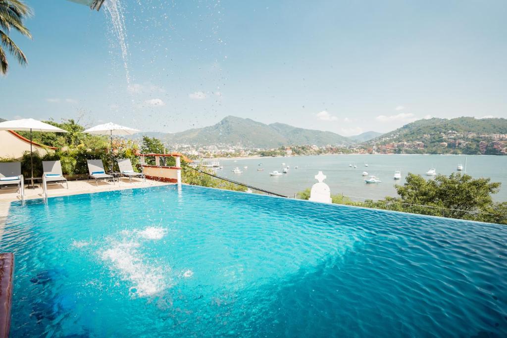 锡瓦塔塔内霍Villa del Pescador的享有水景的大型游泳池