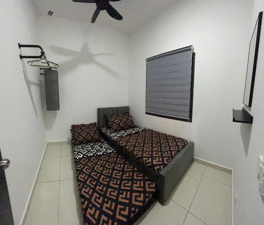 巴生Armaya Pool Villa Klang的一间卧室配有一张床和吊扇