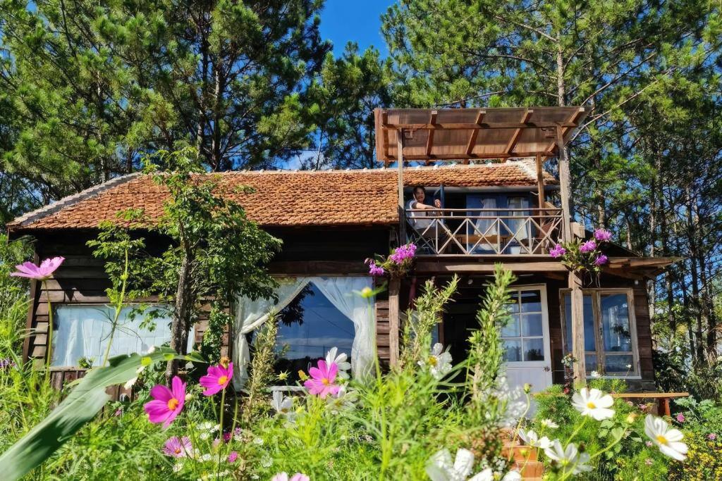 阿普春安Romantic house on a pine hill Dalat的一座鲜花盛开的老房子