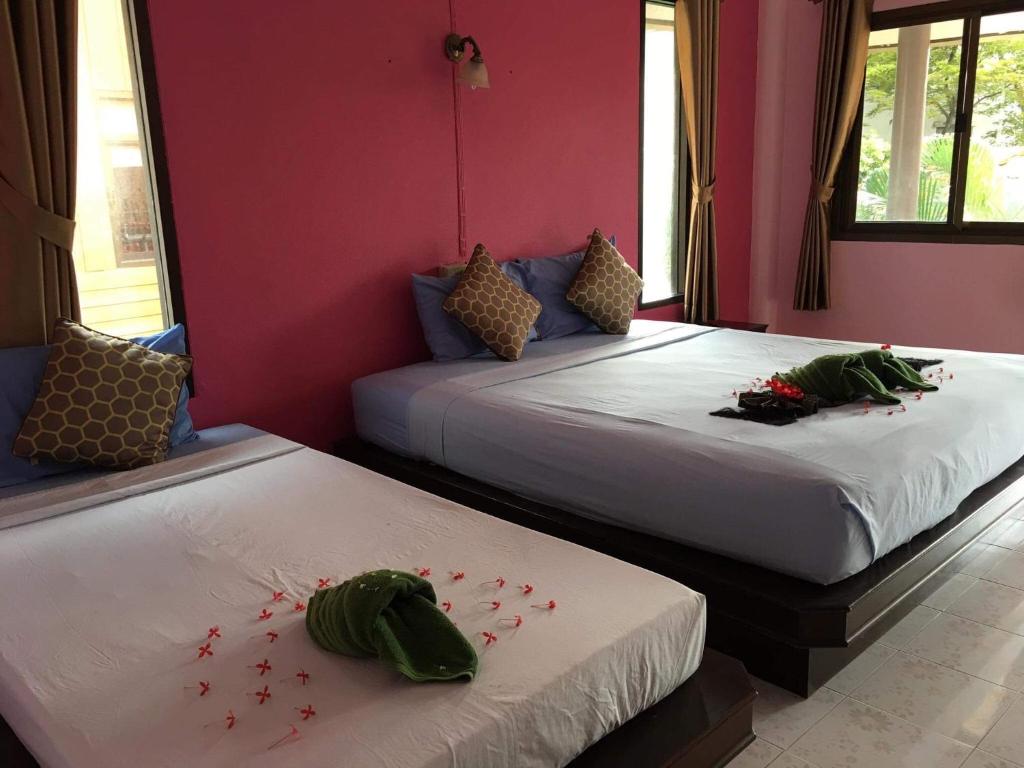 高兰兰塔花园之家酒店的红色墙壁客房的两张床