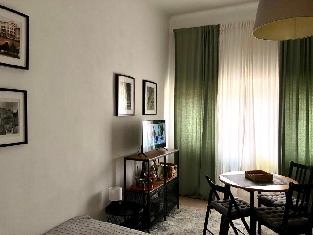 米兰Mansarda di Nolo-MM Pasteur-Red line的客房设有床、桌子和窗户。