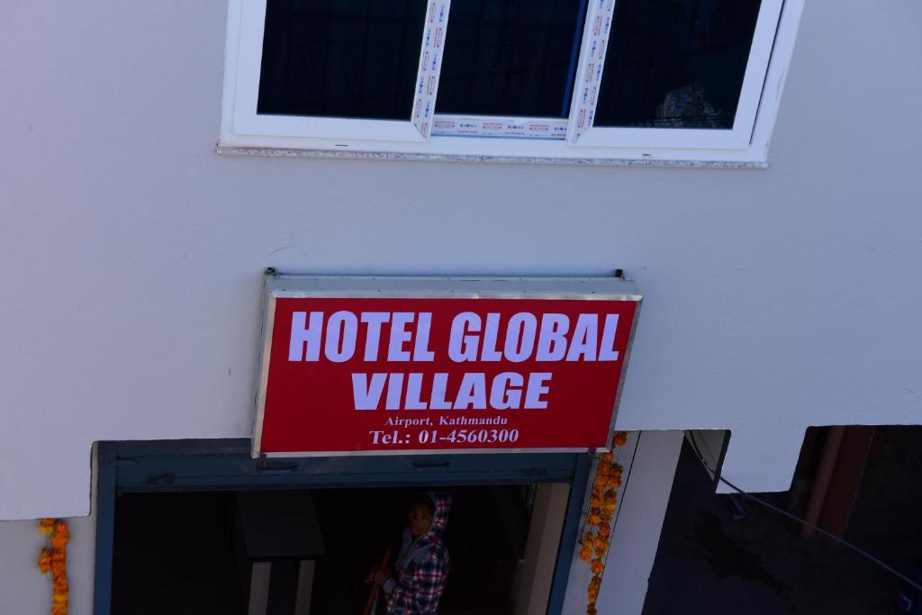加德满都Hotel Global Village的建筑一侧的酒店全球村标志