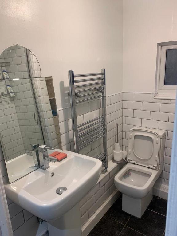 吉林汉姆Arden Street的白色的浴室设有水槽和卫生间。