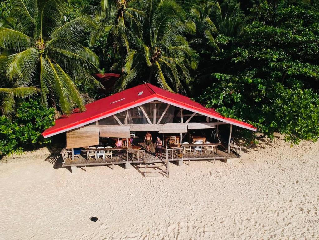 Buruanga白沙滩前别墅的海滩上一间红色屋顶的餐厅