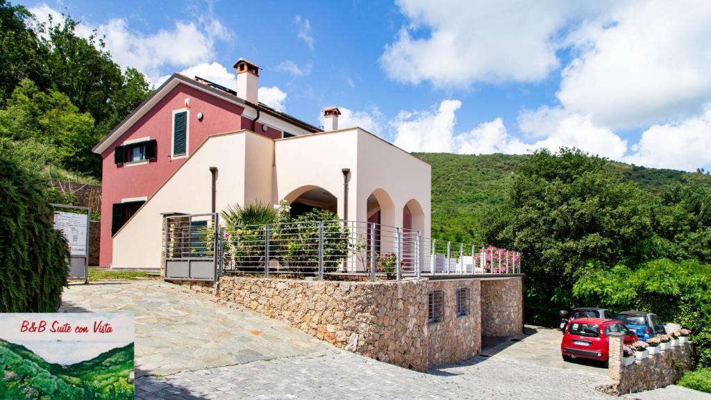 Vezzi PortioSuite con vista的山边的房子