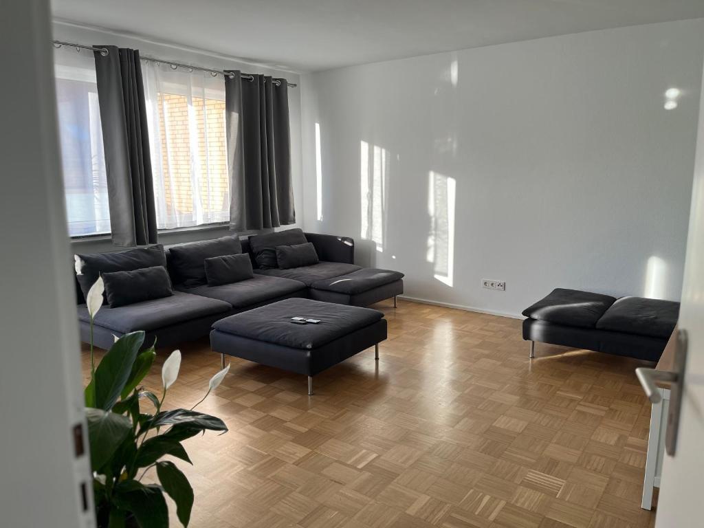 加尔布森Messewohnung/Monteurwohnung的客厅配有沙发和桌子