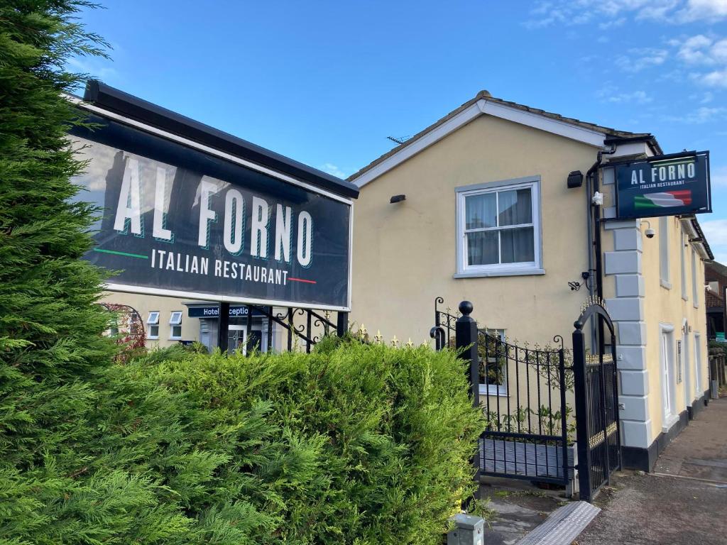 诺里奇Al Forno Restaurant & Inn的大楼前的全都 ⁇ 牛餐馆的标志