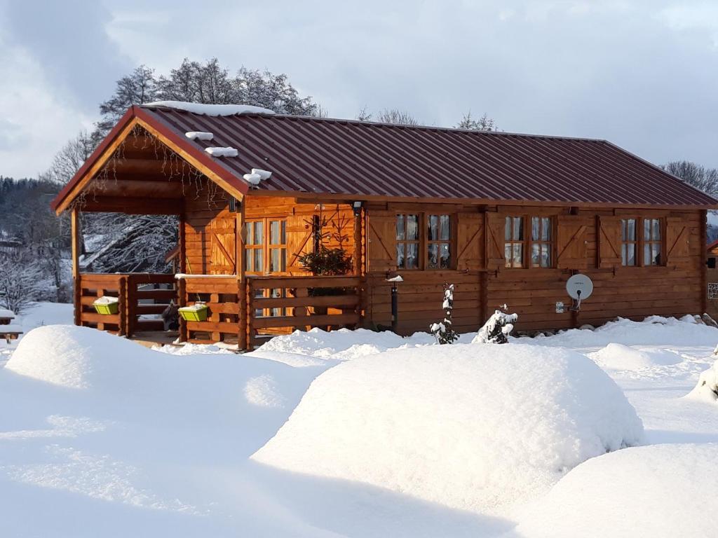 Gerbépalchalets les 5 loups的小木屋前面有一堆积雪